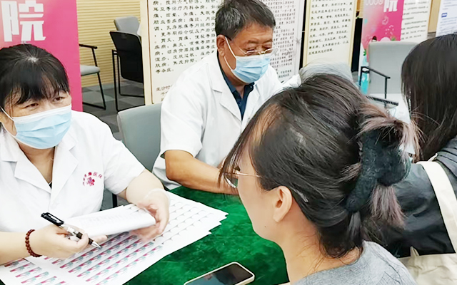 ��Ժ�μӡ������Ǻ��С��˳��ǻ�ҽ�ƽ����м��